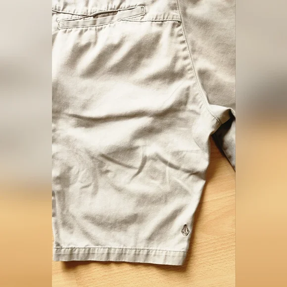 Volcom Shorts Khaki - Picture 4 of 6